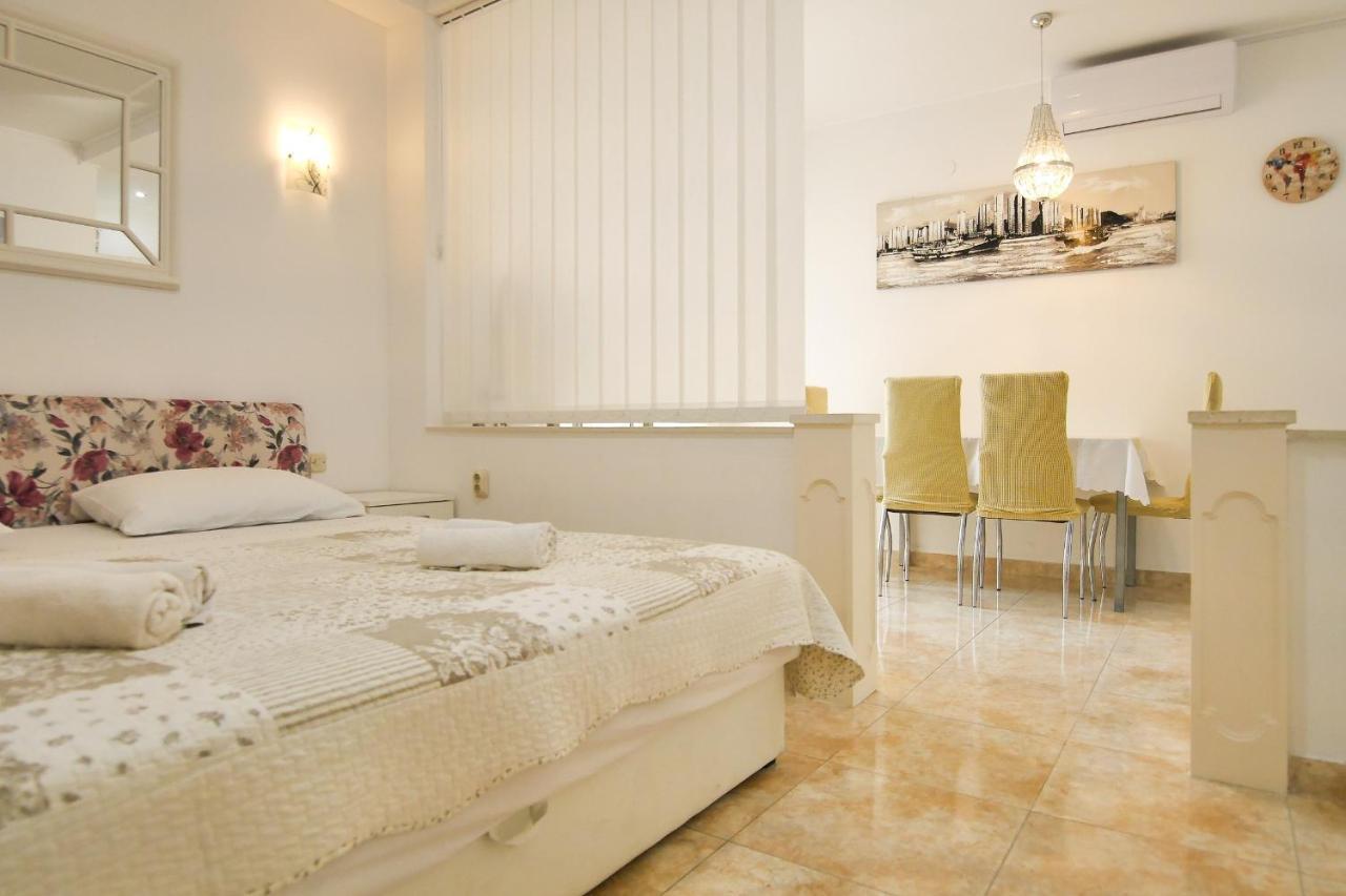 Apartments Babaja Omiš Esterno foto