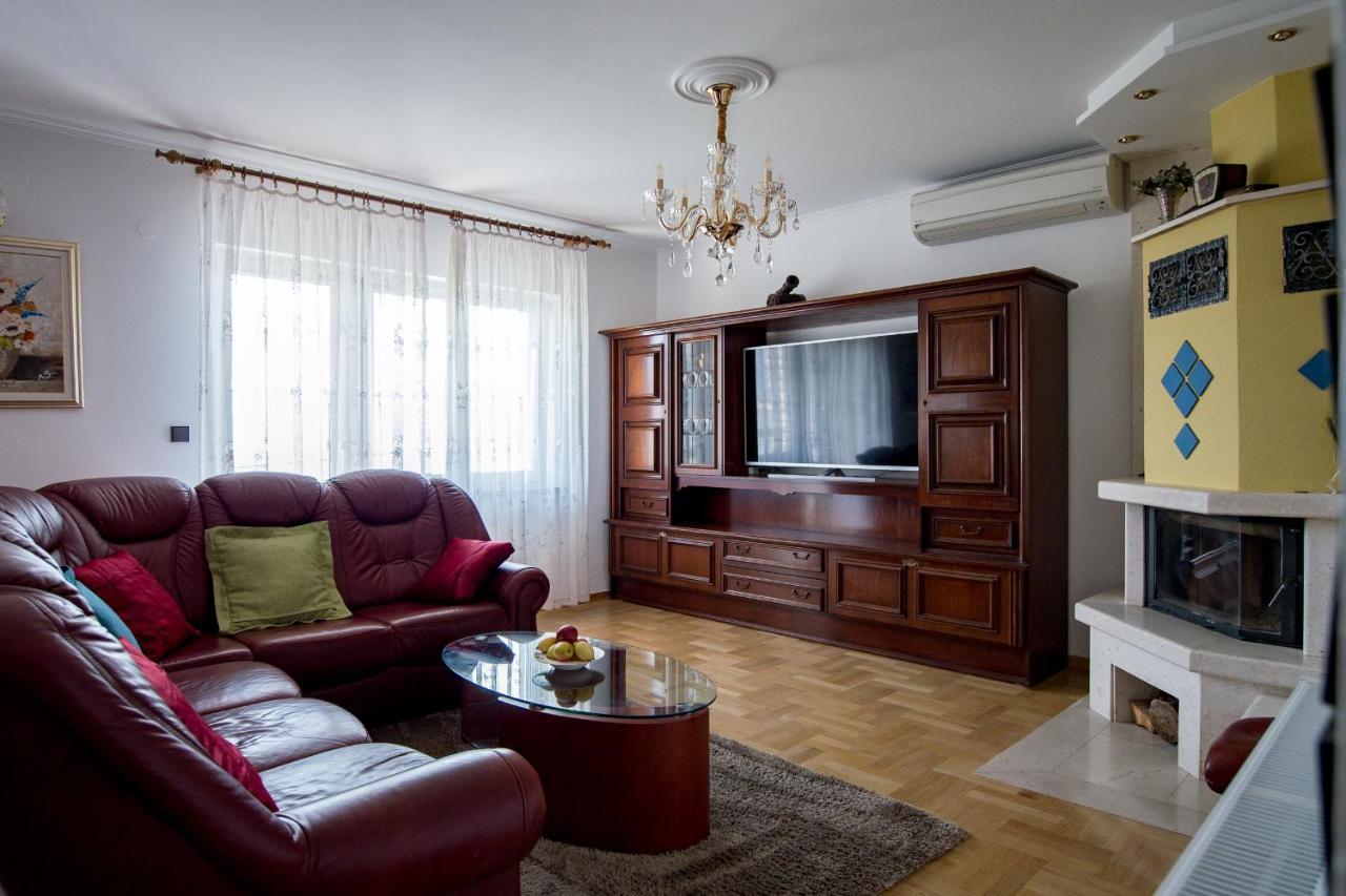 Apartments Babaja Omiš Esterno foto