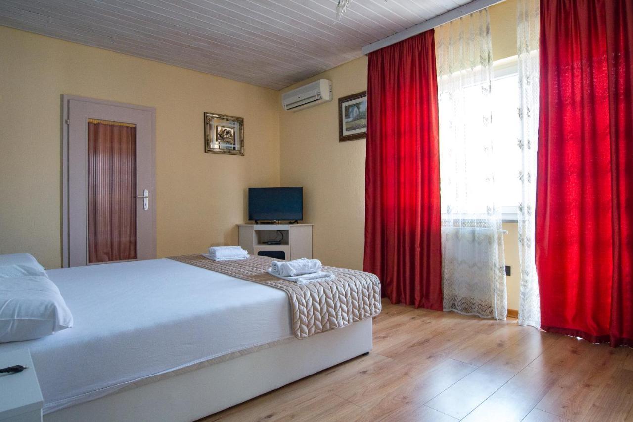 Apartments Babaja Omiš Esterno foto